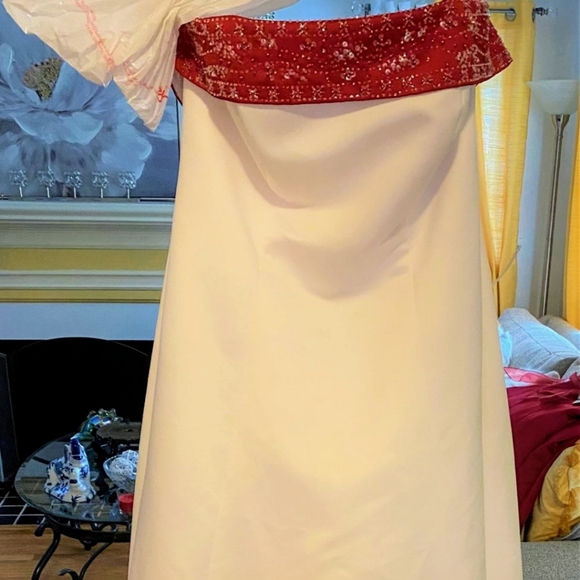 David's Bridal:RED AND WHITE WEDDING DRESS w/ONE BRIDESMAID AND TWO FLOWER GIRL - Picture 4 of 16